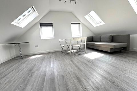 Studio to rent, Kingsbury, London