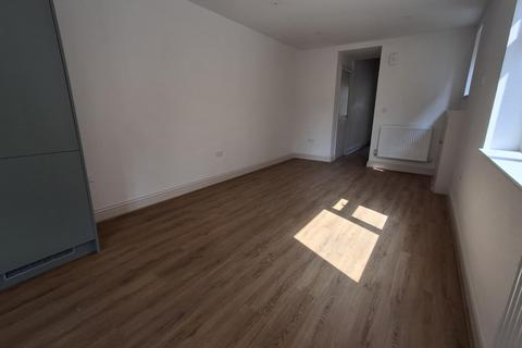 2 bedroom flat to rent, Town Centre, WD17