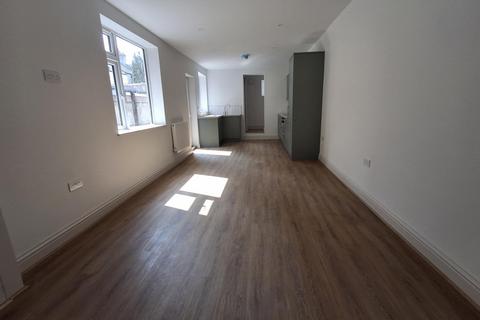 2 bedroom flat to rent, Town Centre, WD17