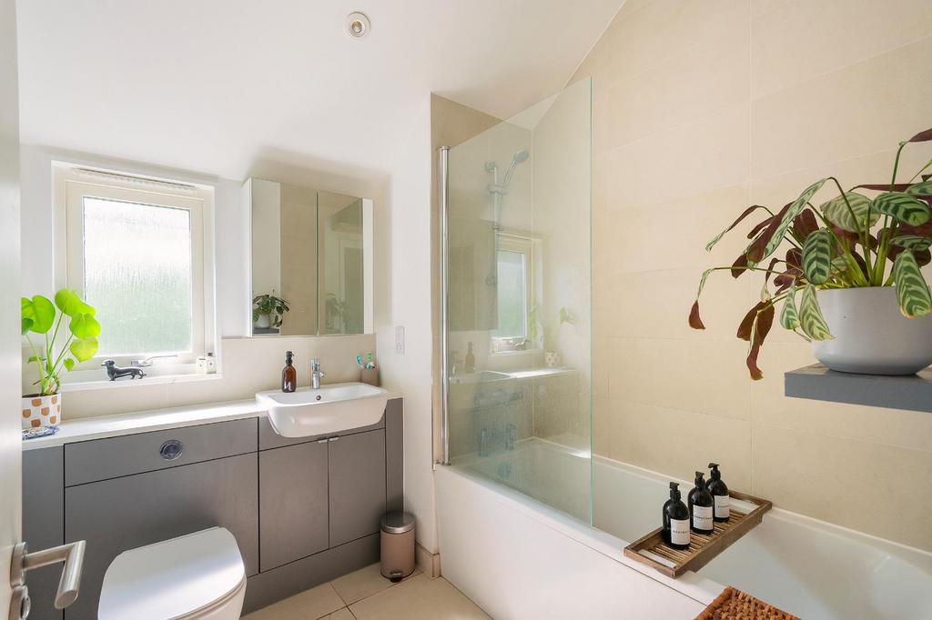 0 L1 WKE - Bathroom A.jpg