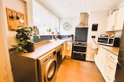 8 Castle Close, Walsall, WS8 7QF