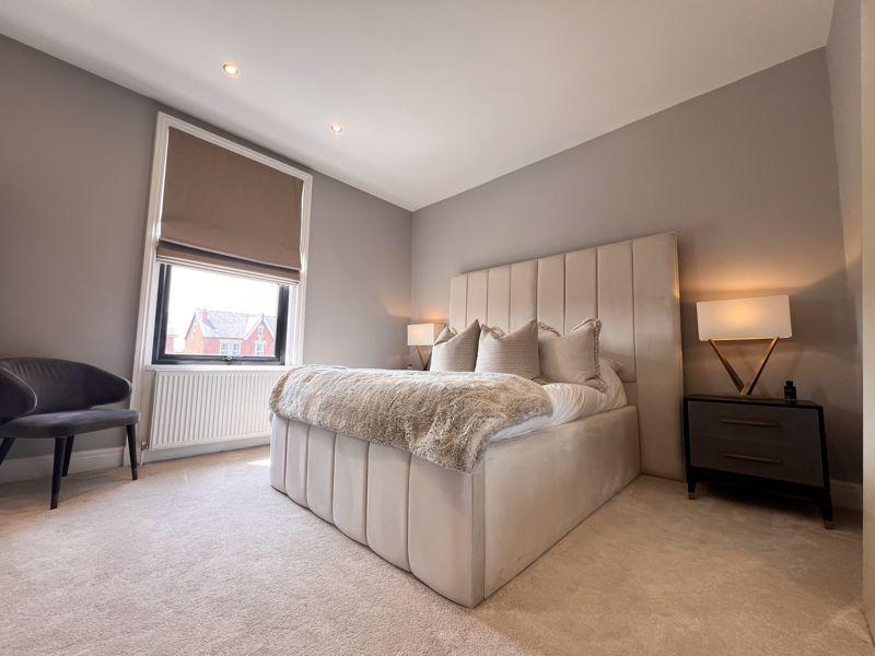 Master Bedroom (3)
