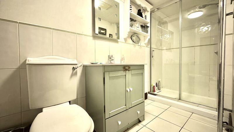 En Suite to Bedroom