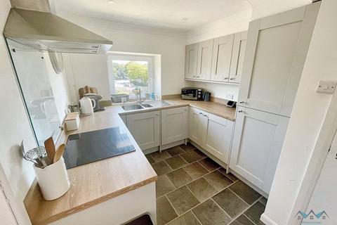 1 bedroom apartment for sale, Queensbury mansions, Bournemouth - Top-Floor Coastal Apartment with Sea Views in Prime Bournemouth Location