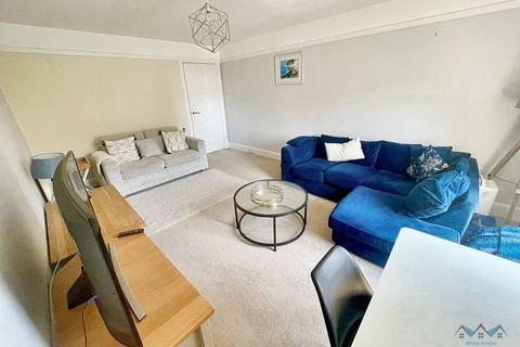 1 bedroom apartment for sale, Queensbury mansions, Bournemouth - Top-Floor Coastal Apartment with Sea Views in Prime Bournemouth Location