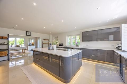 4 bedroom detached house for sale, Roding Lane, Chigwell IG7