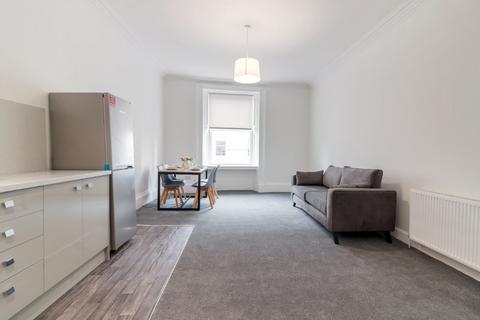 3 bedroom flat to rent, Union Street, City Centre DD1
