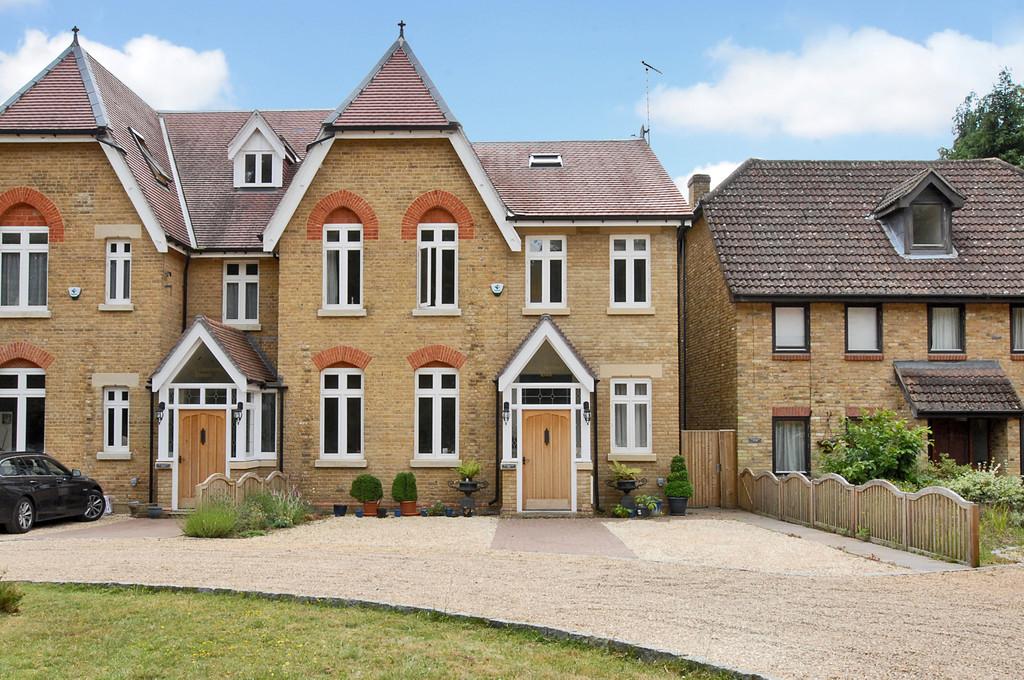 St. Catherines Road, Frimley 5 bed semidetached house £2,500 pcm (£
