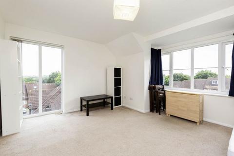 Studio to rent, NW9