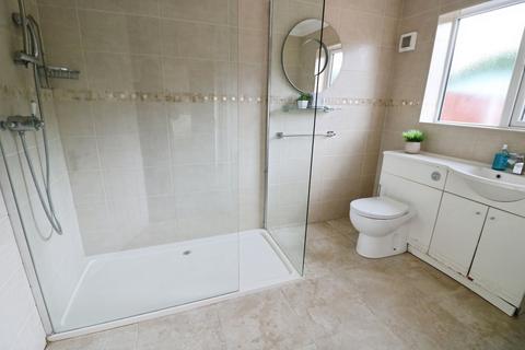 3 bedroom bungalow to rent, Chestnut Grove, Ilford IG6
