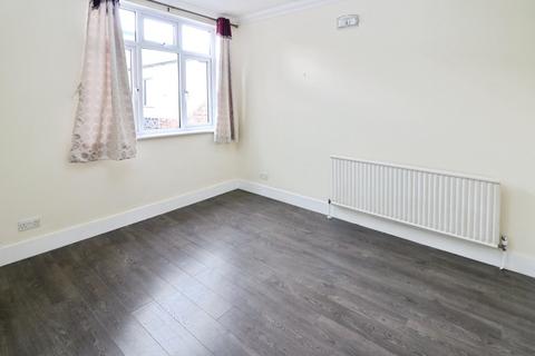 3 bedroom bungalow to rent, Chestnut Grove, Ilford IG6