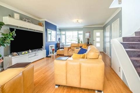 3 bedroom semi-detached house to rent, Nickleby Close, Kent ME1