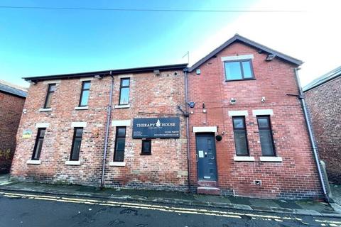 Hairdresser and barber shop to rent, 3-5 Back St. Annes Rd W Lytham St Annes FY8 1RD
