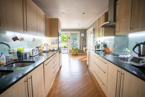 4 Marks Road, Warlingham, CR6 9SH