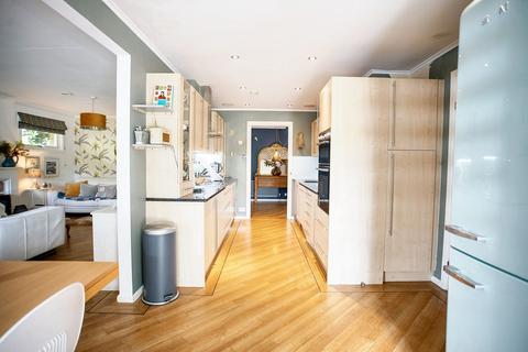 4 Marks Road, Warlingham, CR6 9SH