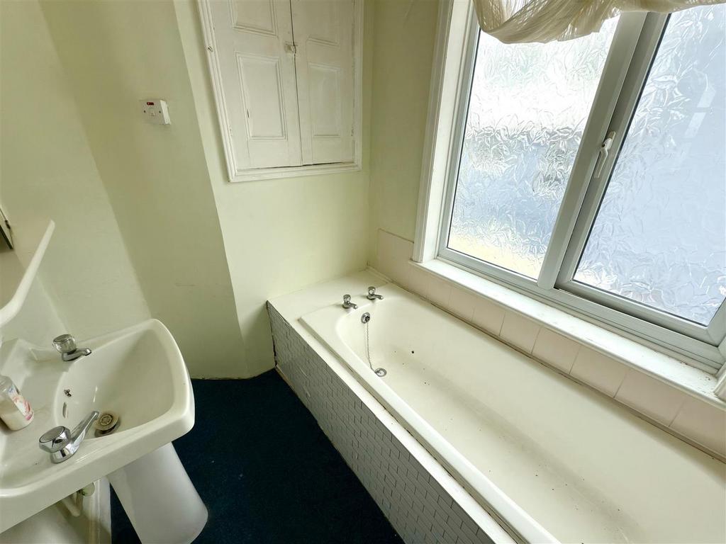 FLAT 2 BATHROOM.jpg