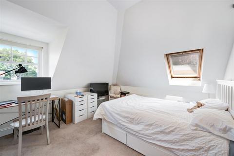 1 The Roseberys, Epsom, KT18 5JB