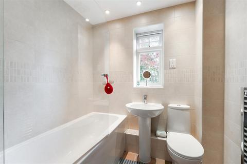 1 The Roseberys, Epsom, KT18 5JB