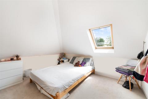 1 The Roseberys, Epsom, KT18 5JB