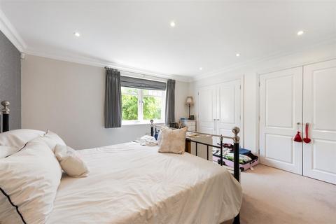 1 The Roseberys, Epsom, KT18 5JB