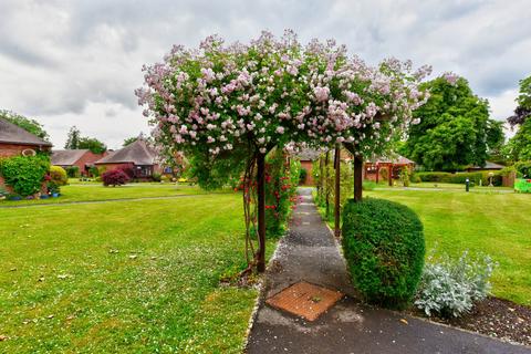 1 bedroom semi-detached bungalow for sale, Bowling Court, Henley On Thames
