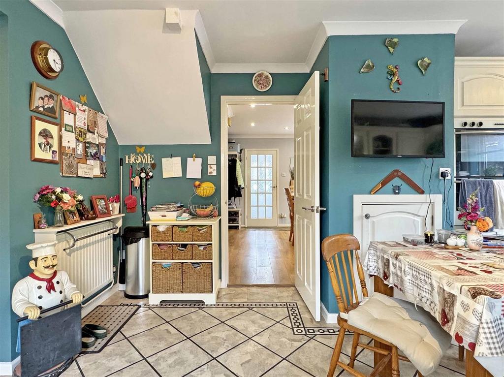 Kitchen c.jpg