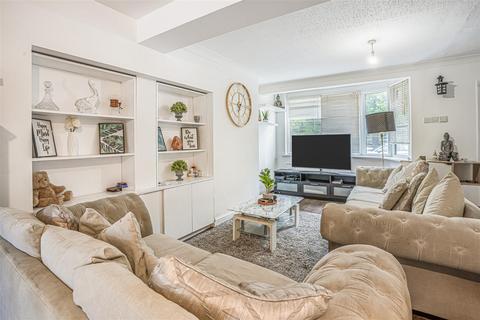 3 bedroom terraced house for sale, Thurlow Gardens, Hainault