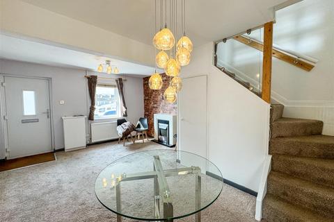 2 bedroom end of terrace house to rent, West Road, Buxton