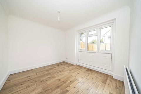 2 bedroom flat for sale, Staines Road East, Sunbury-On-Thames TW16