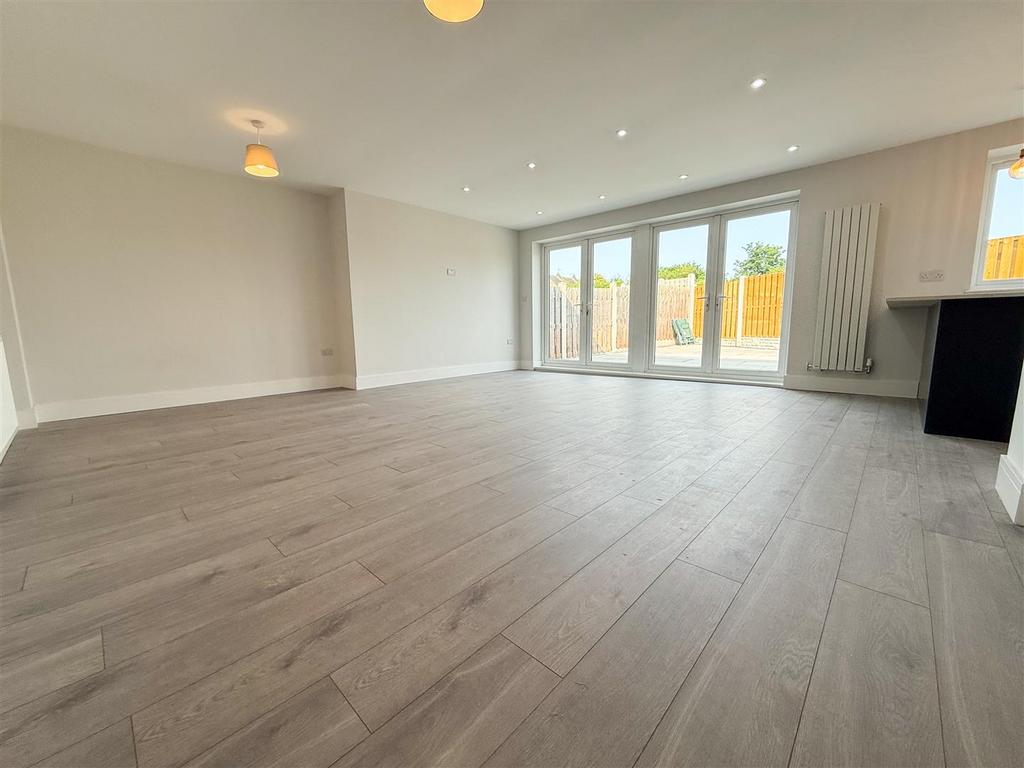 Open plan breakfast kitchen family room