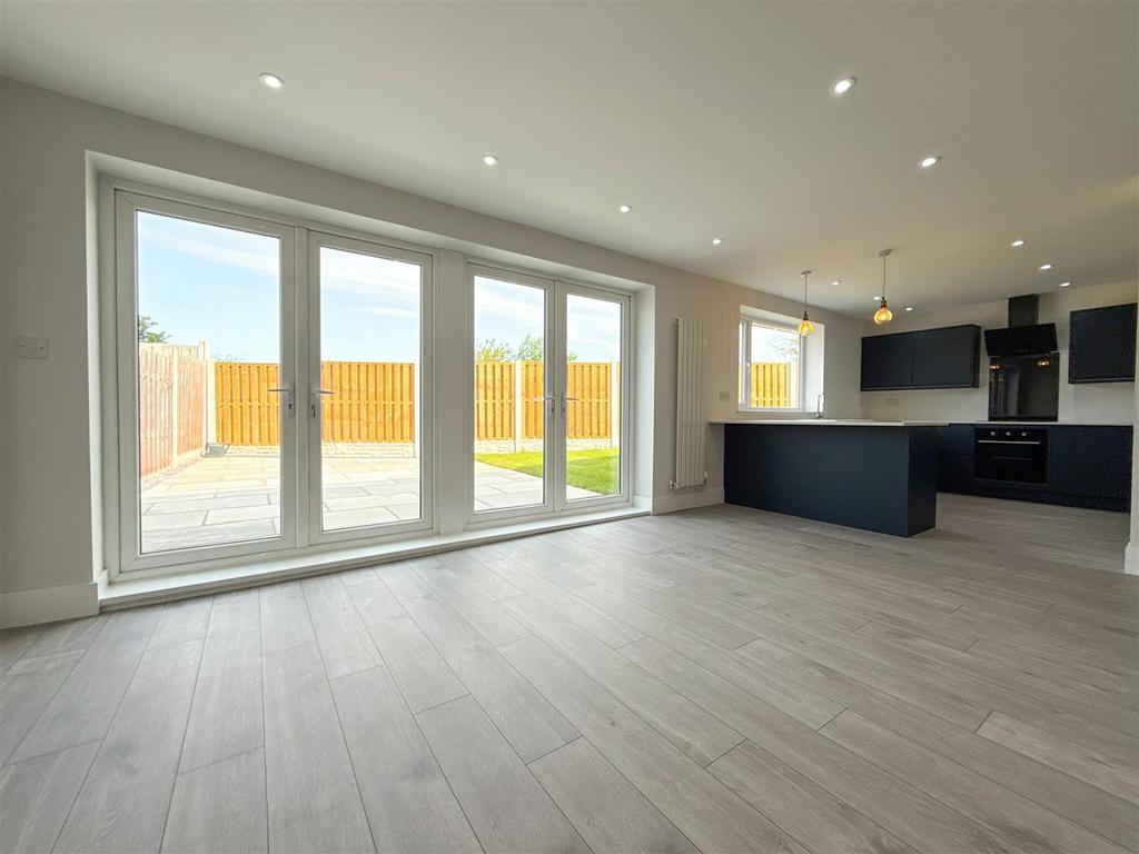 Open plan breakfast kitchen family room