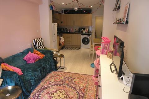 3 bedroom ground floor flat for sale, Great North Way, London, NW4