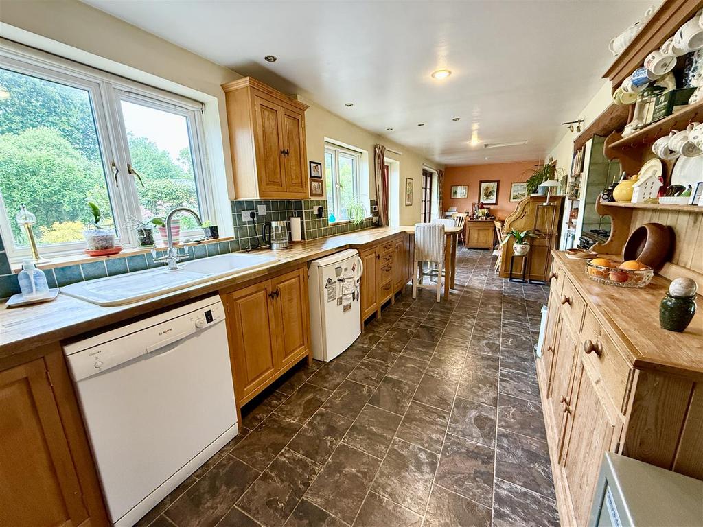 Kitchen breakfast room