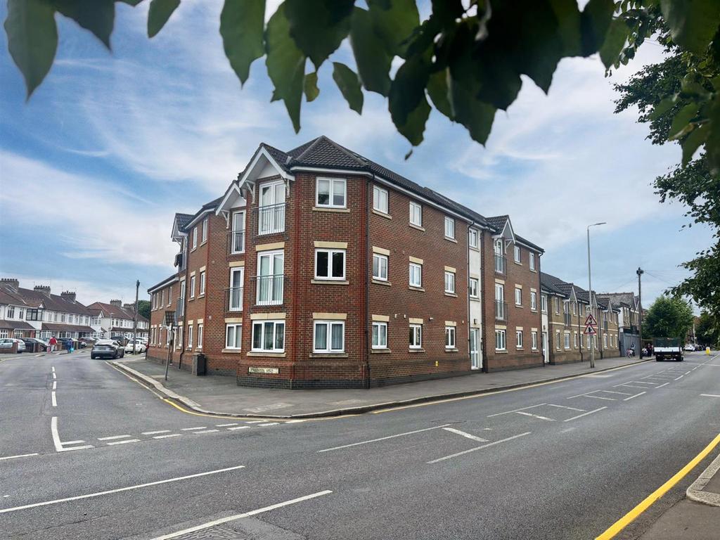 Glebe court, Cheshunt 2 bed flat - £260,000