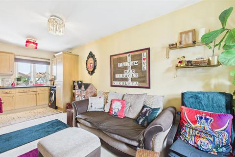 Flat 18, Glebe Court Clarendon Road, Cheshunt, Waltham Cross, EN8 9FB