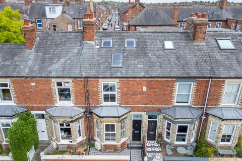 3 bedroom terraced house for sale, Knavesmire Crescent, York