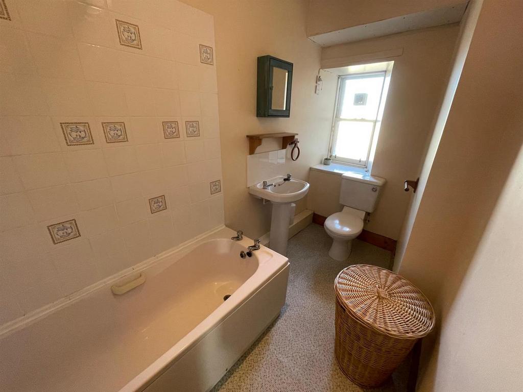 Bathroom (2).jpg