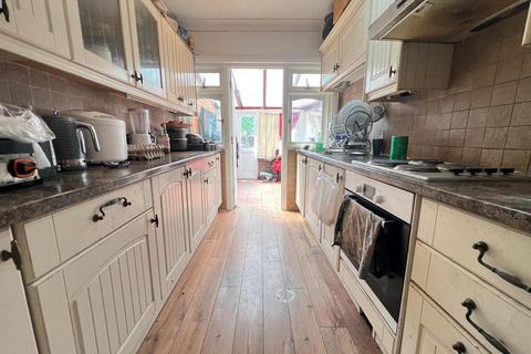 4 bedroom house for sale, Sandhurst Drive, Ilford