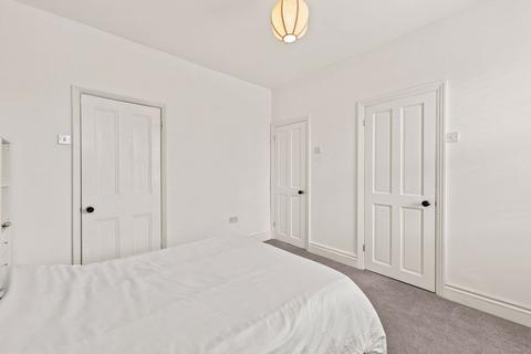 28 Fleeman Grove, West Bridgford, Nottingham, NG2 5BH