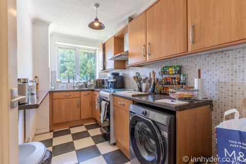 2 bedroom flat for sale, Westbrook, Lustrells Vale, Saltdean, Brighton BN2