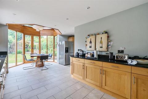 16 Beechfield, Banstead, SM7 3RG