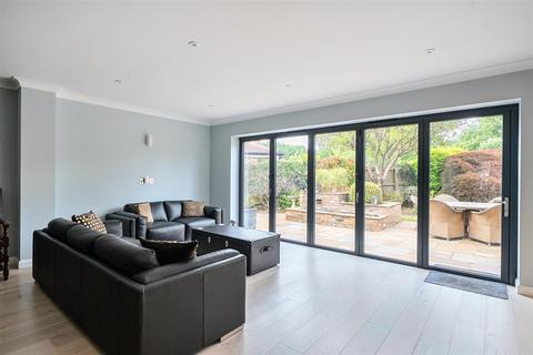 16 Beechfield, Banstead, SM7 3RG