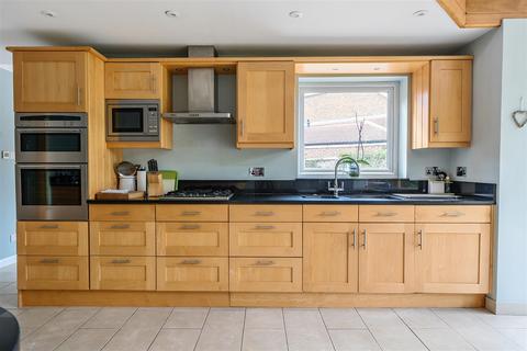 16 Beechfield, Banstead, SM7 3RG