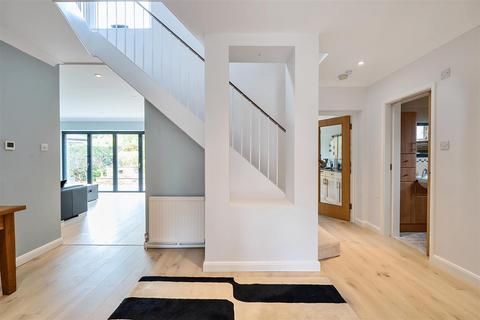 16 Beechfield, Banstead, SM7 3RG