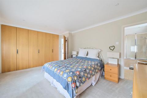 16 Beechfield, Banstead, SM7 3RG