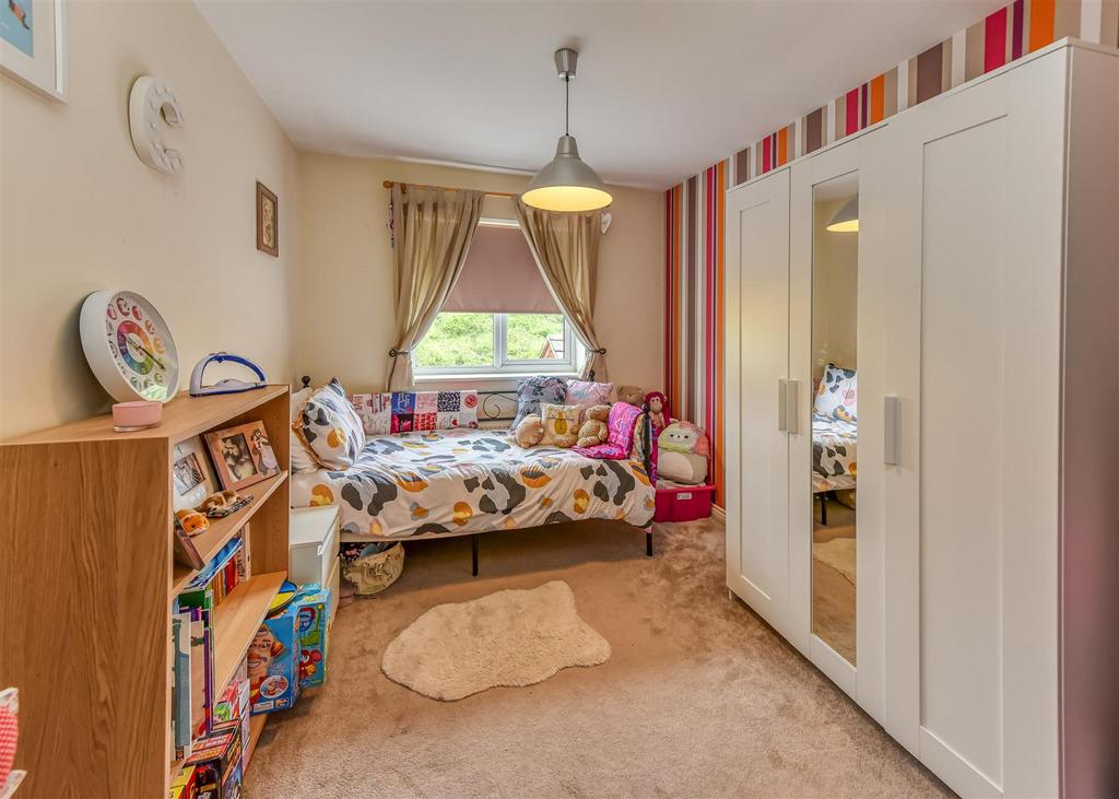 5 Taper Close-Bedroom 2.jpg