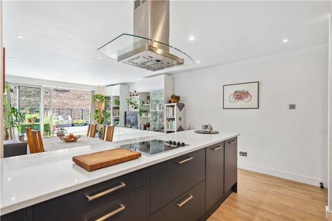 Flat B, 96 Lower Marsh, London, SE1 7AB
