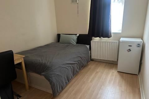 6 bedroom semi-detached house to rent, Endsleigh Road, Southall
