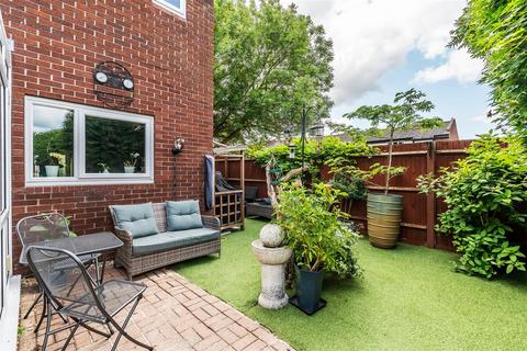 1 Hazelmere Close, Leatherhead, KT22 7DU