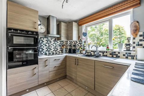 1 Hazelmere Close, Leatherhead, KT22 7DU